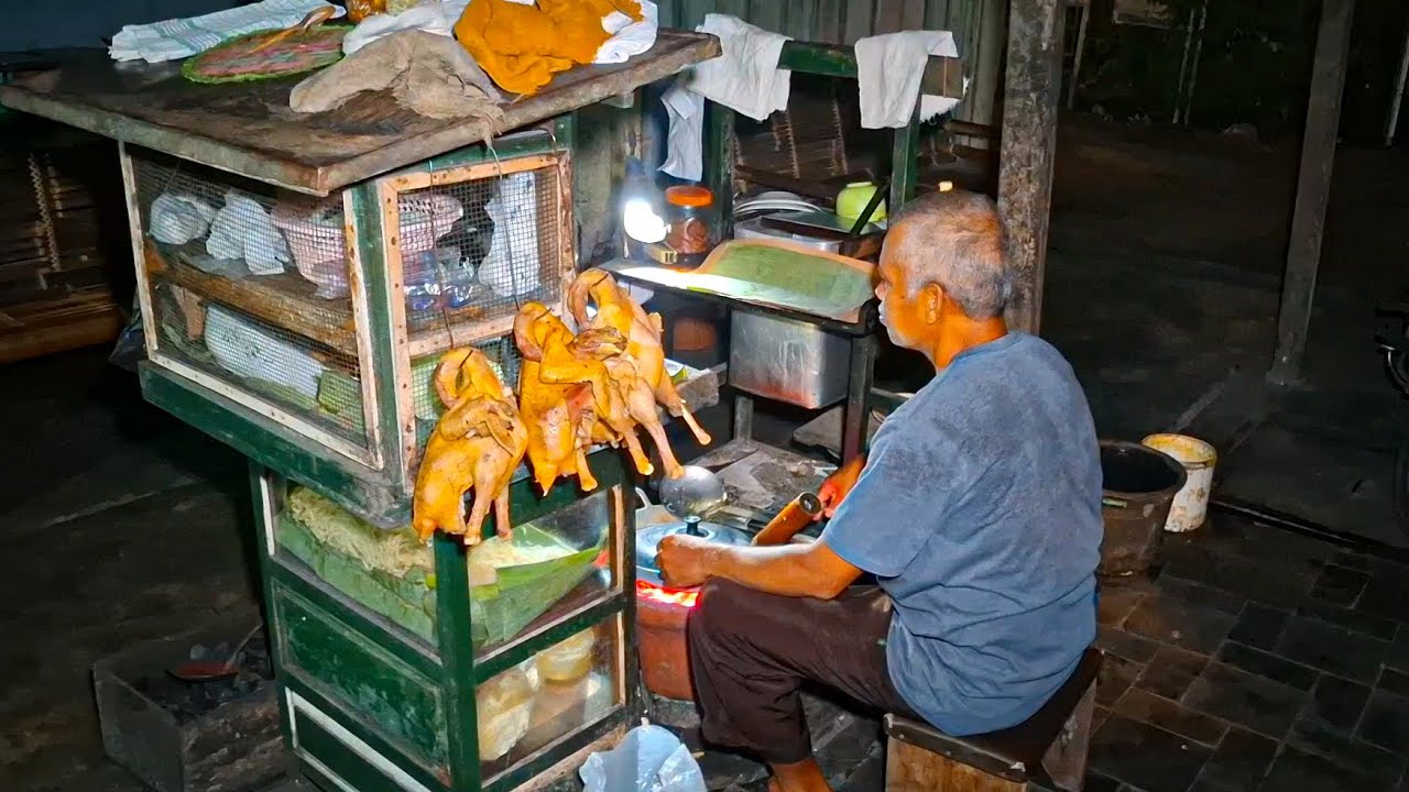 Jualan di gelap gelapan malam, bukannya sepi malah tambah rame, nasi goreng gerobakan khas wates