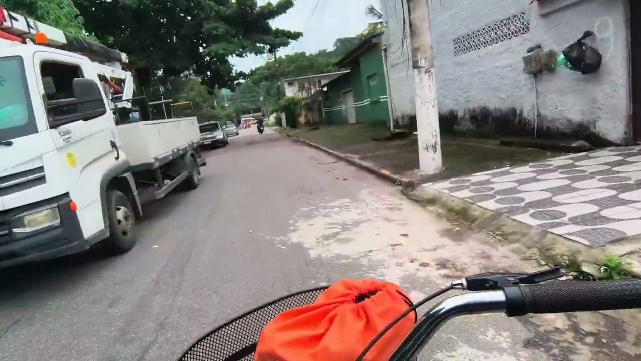 Bike vlog no Motorola Edge 60 fusion sem suporte segurando com a mão.