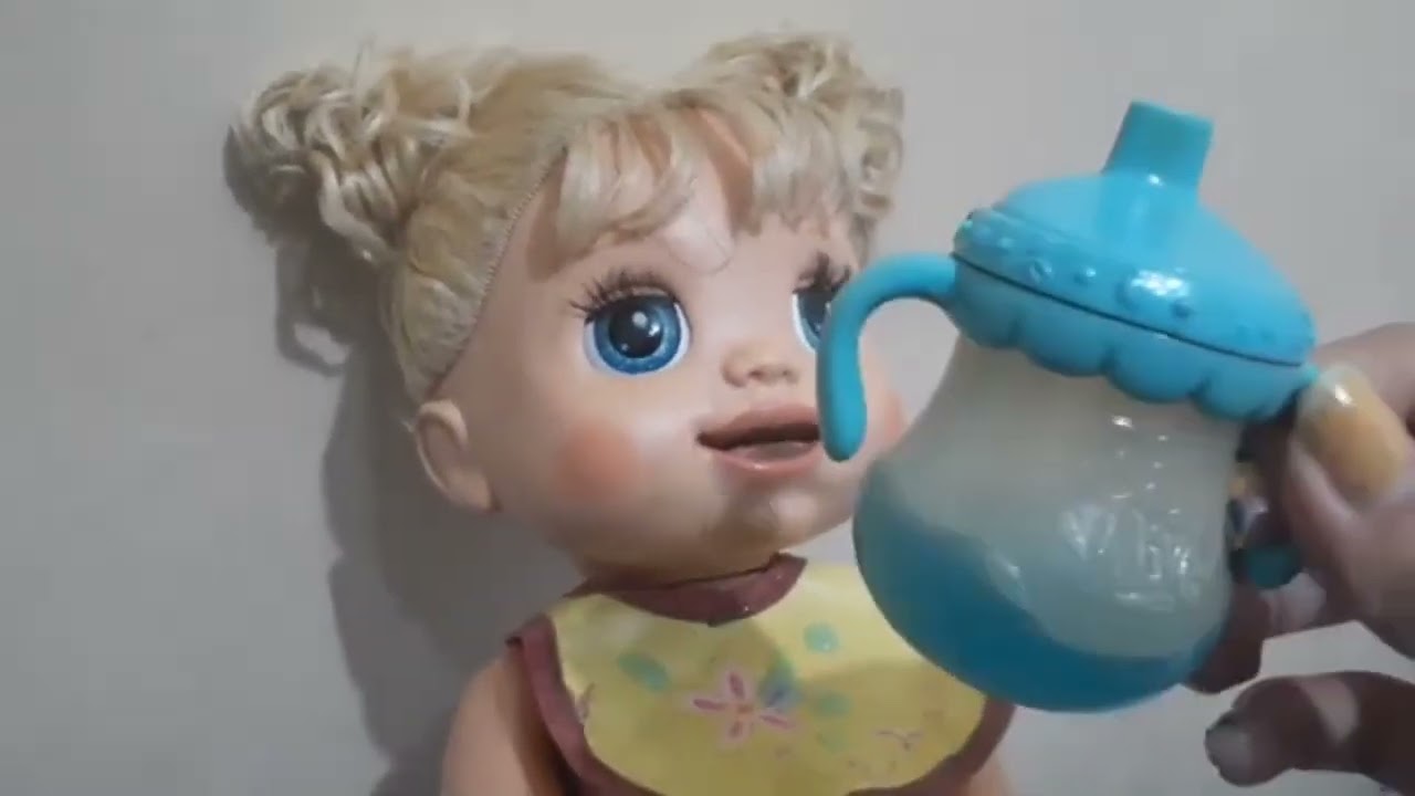 Maddie tomando suco de blueberry||baby alive brincalhona