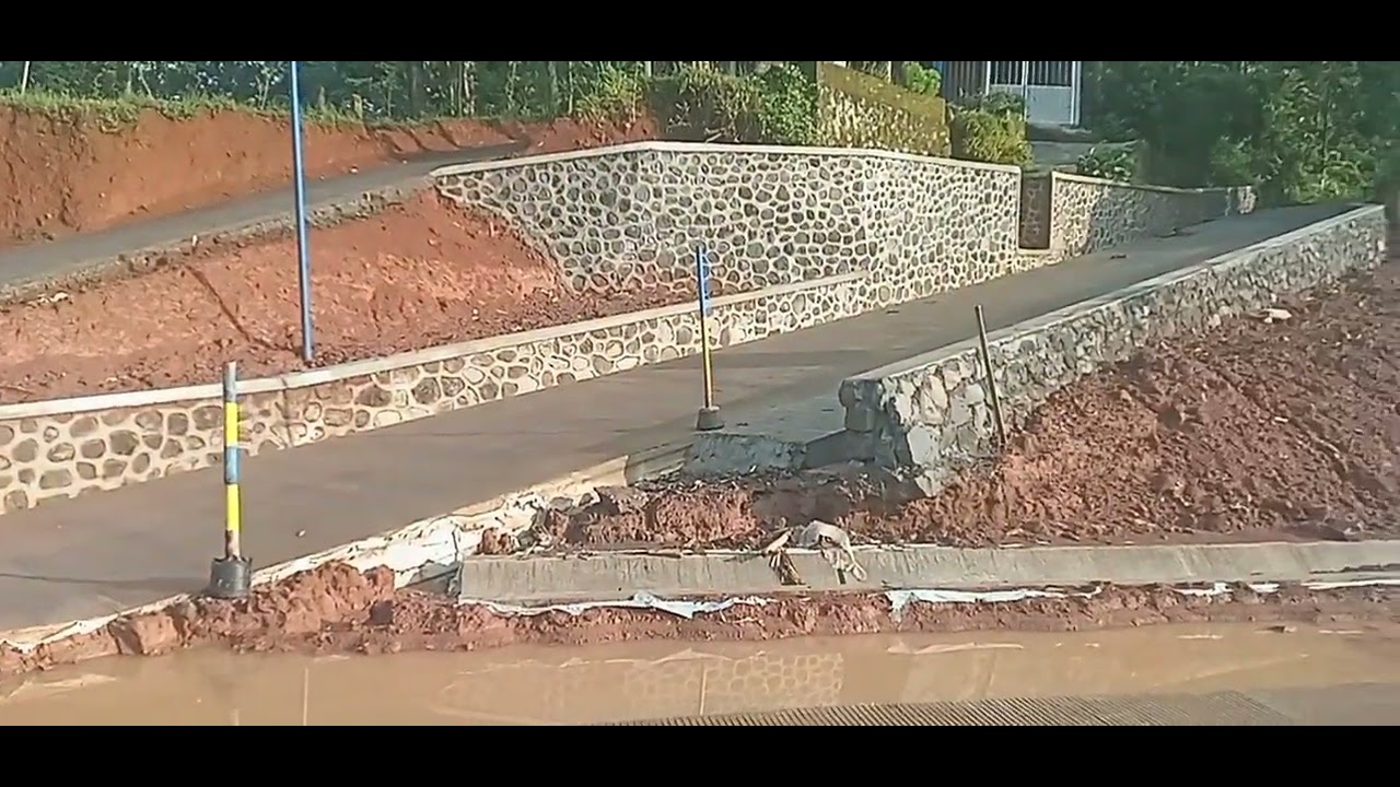 Proyek jalan pembangunan Bendungan Bener