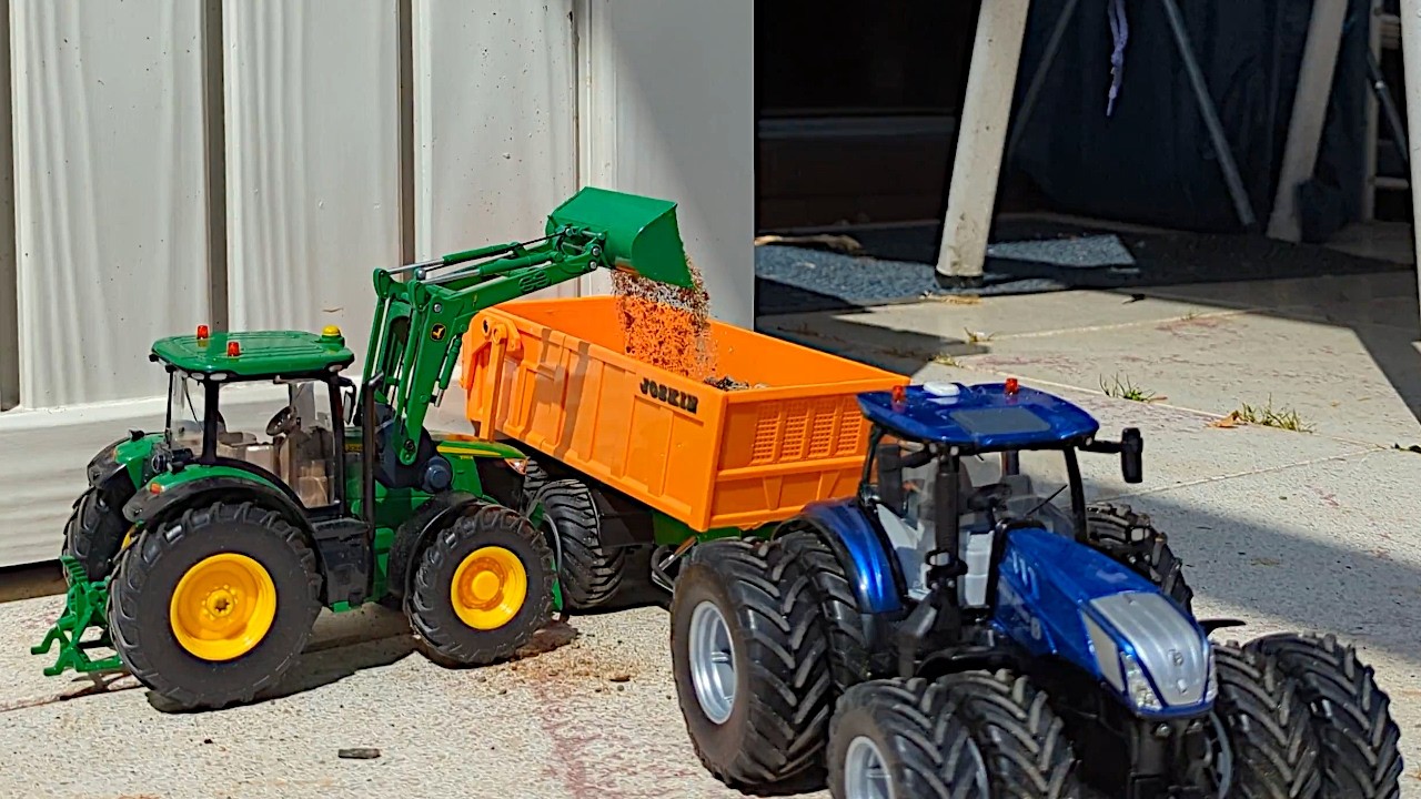 Having fun! 😻🤘😻 Siku Control 1/32 🚜  // John Deere with front loader and New Holland with tipper