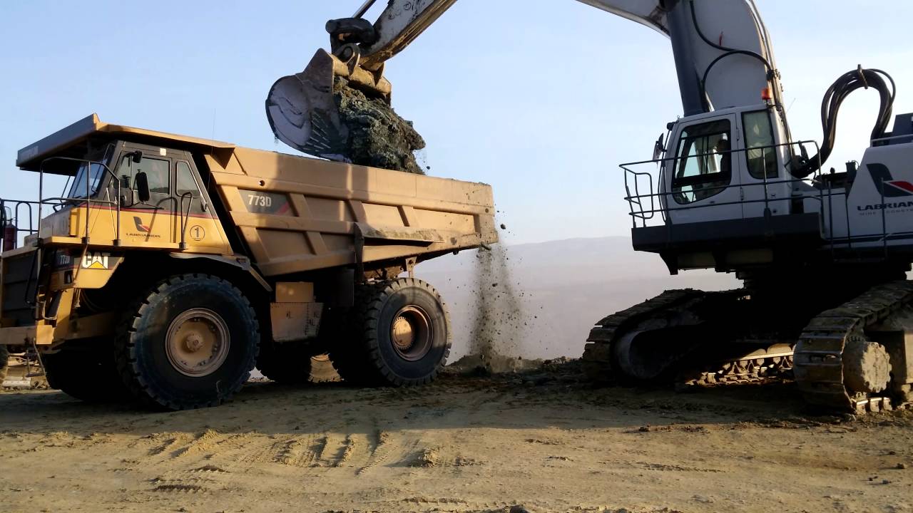 Libherr 984 loading Caterpillar 773D