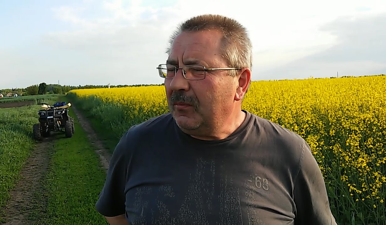 12 Сергій Ткаченко прополює міжряддя.