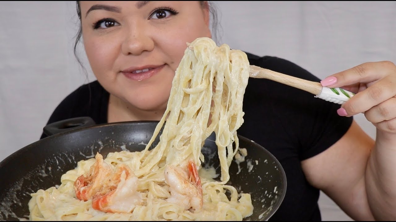 ASMR: CHEESY FETTUCCINE ALFREDO BIG BITES RECIPE & MUKBANG