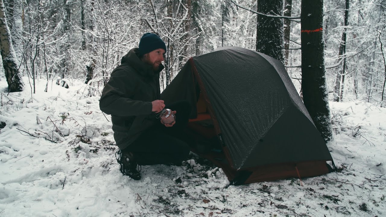 Zelten im Wald bei Schnee und Unwetterwarnungen im Januar