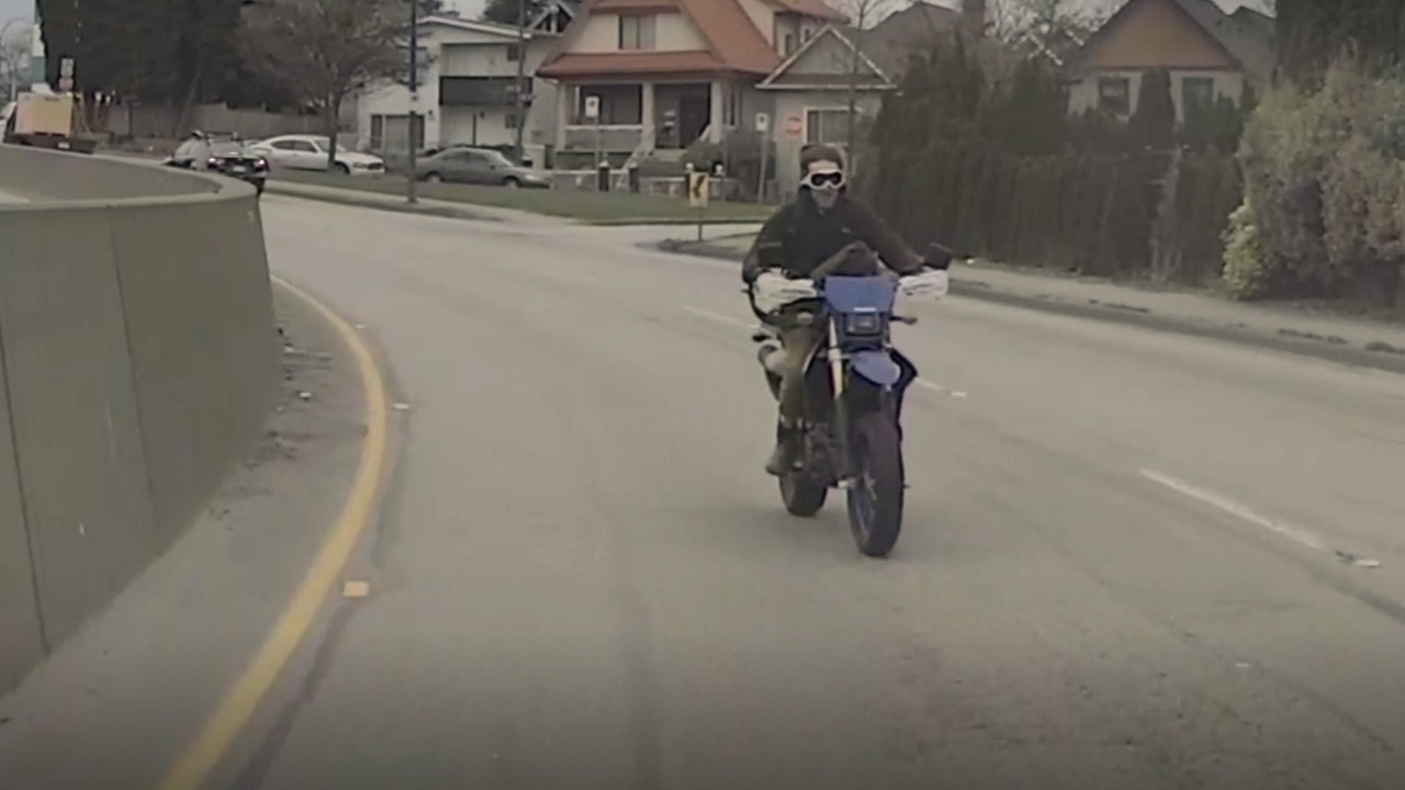 Мотоцикл поехал в неправильном направлении!