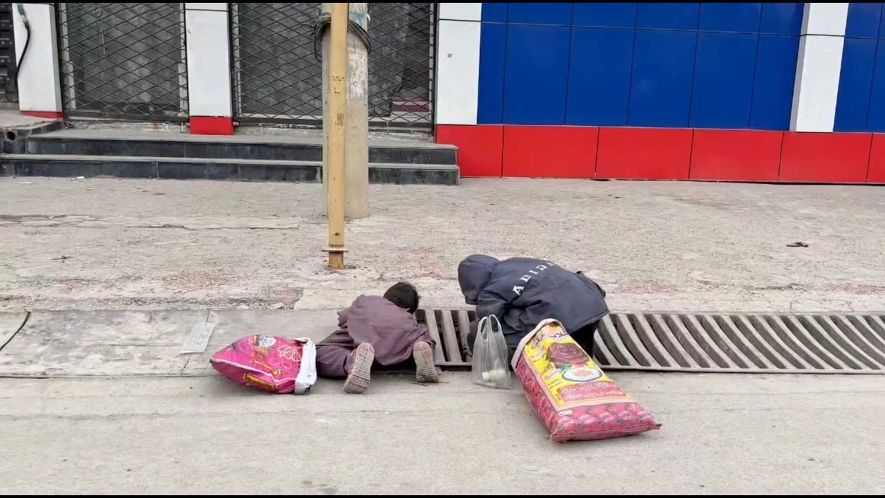小小身影趴在地上撿水溝裡的瓶子，這一幕太讓人心疼，鼻子不禁一酸。中國一車馕，溫暖寒冬里的拾荒孩童