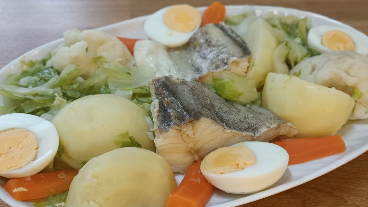 Cozido de bacalhau, simples, fácil e saudável, receita tipicamente  portuguesa
