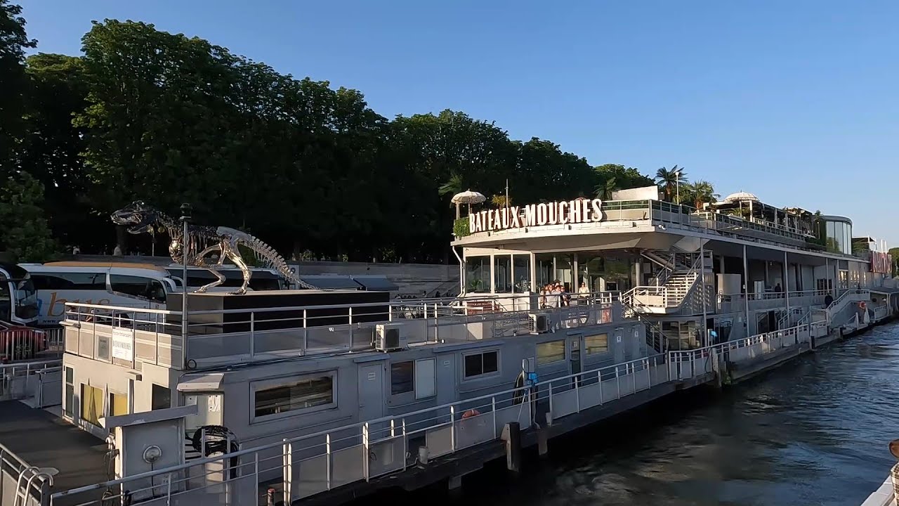 Croisière en Bateau-mouche à Paris sur la Seine.