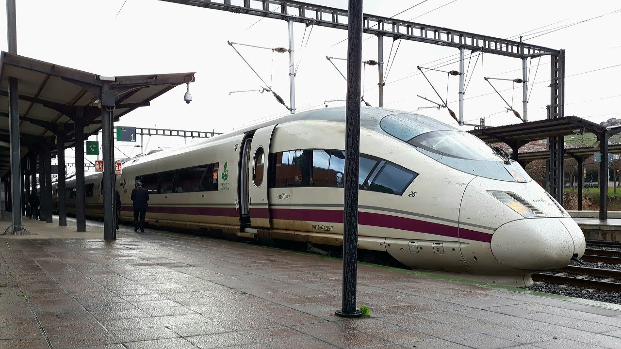 AVE S103-026 Sevilla-Madrid saliendo de la estación de Puertollano, 24/12/2020