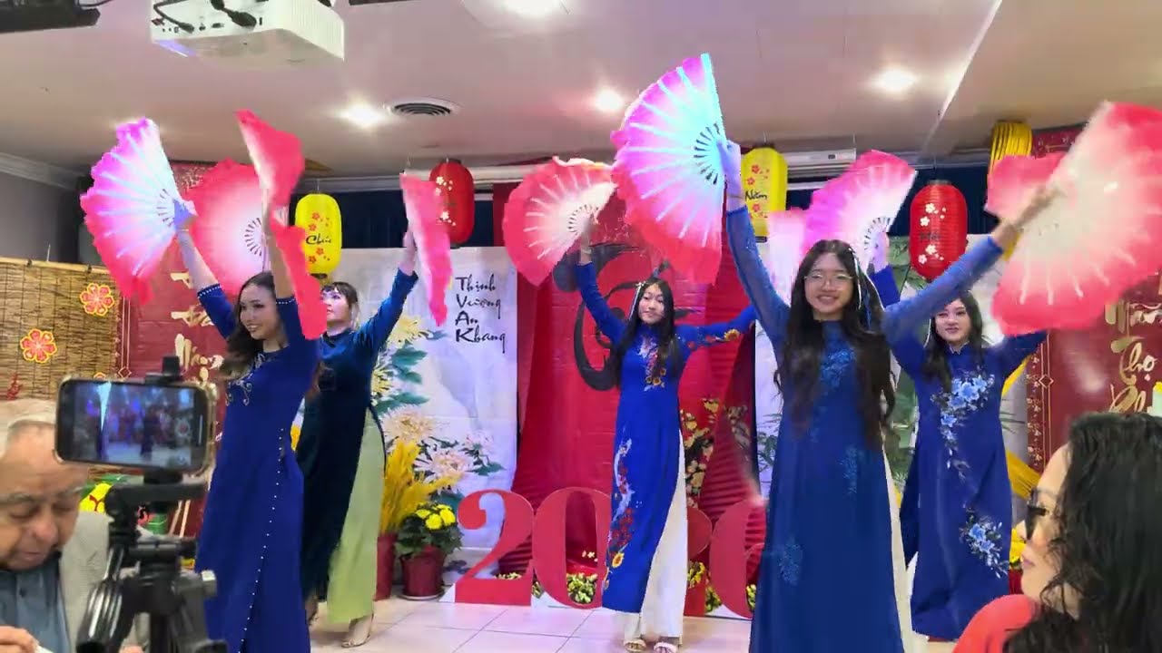 Fan Dance Tet 2026