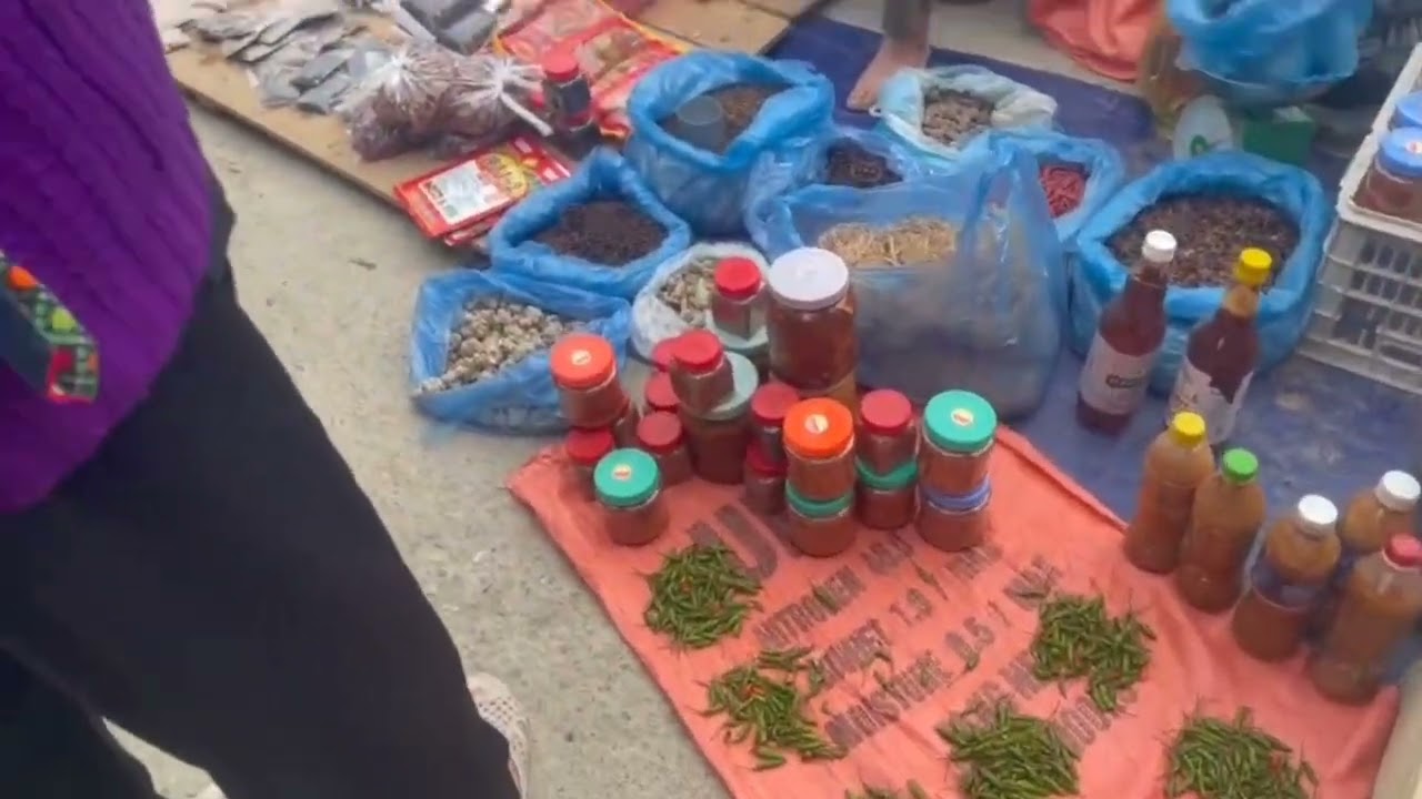 Chợ tết đong vui qua 