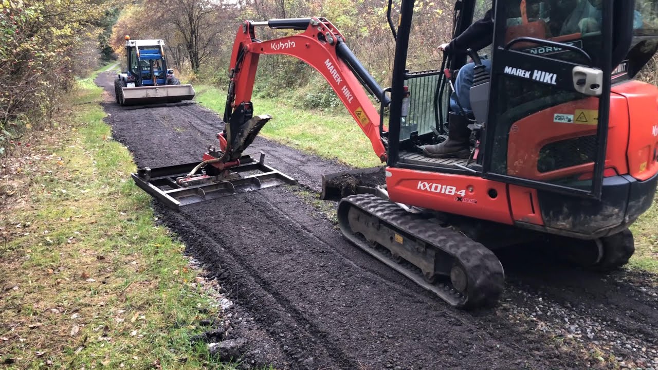 Robíme údržbu cesty traktormi a bágrom. We maintain the access road with tractors and excavator.