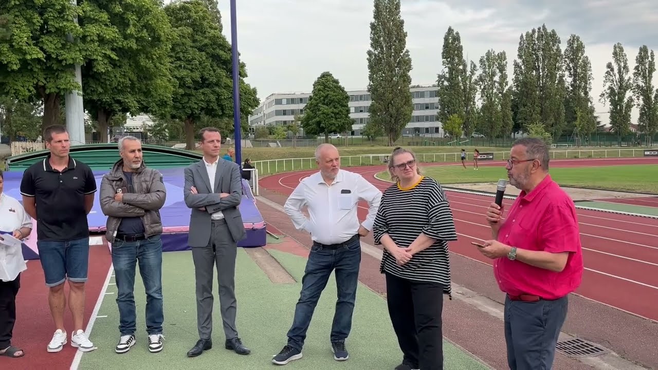 R&eacute;cup&eacute;ration d'un &eacute;quipement des JO de Paris 2024 pour le saut &agrave; la perche &agrave; Aulnay-sous-Bois