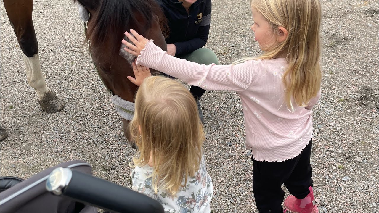 Alla barnen följer med till stallet och s och e får rida hjärtat