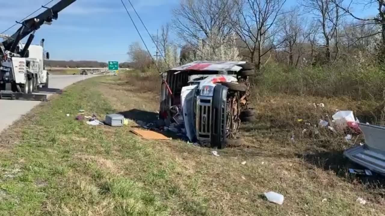 Прямая трансляция: Грузовик U-Haul перевернулся недалеко от Картаджа