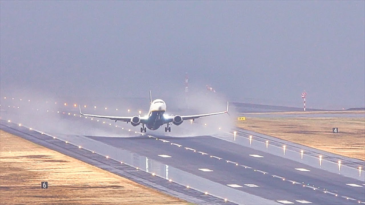 STUNNING WET RUNWAY TAKEOFF Ryanair B737 at Madeira Airport