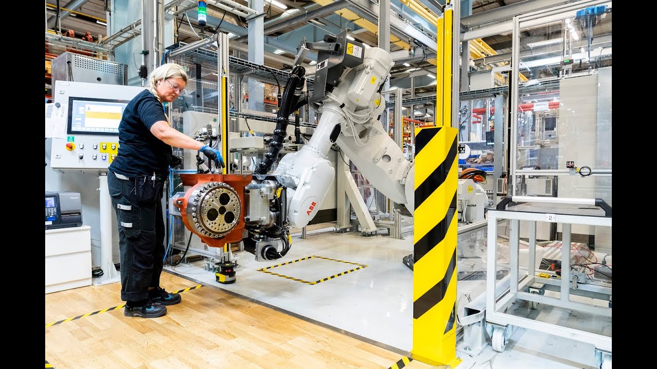 På ABB:s robotfabrik i Västerås byggs robotar av robotar – i tätt samarbete med människor