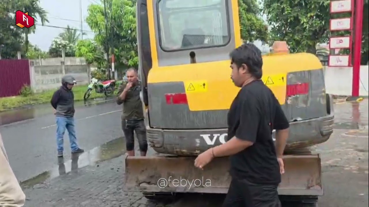 Tinjau drainase yang tersumbat dan tergenang, Bupati Halut instruksikan bongkar dan tata ulang. 