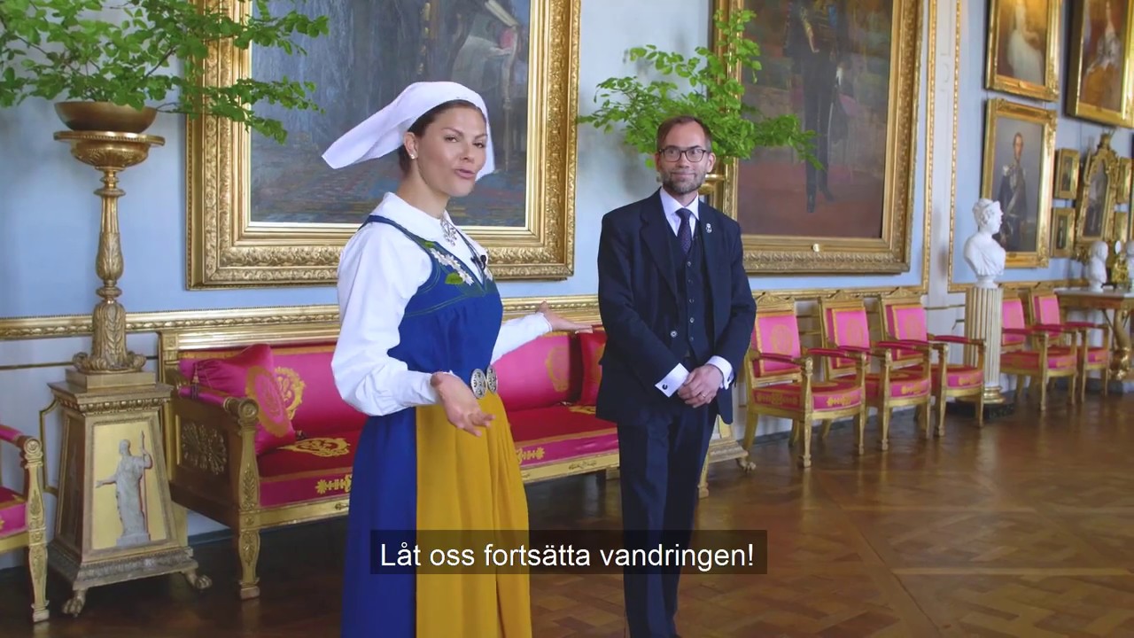 Kronprinsessan guidar genom Kungliga slottet. Bernadottegalleriet. (Textad på svenska)