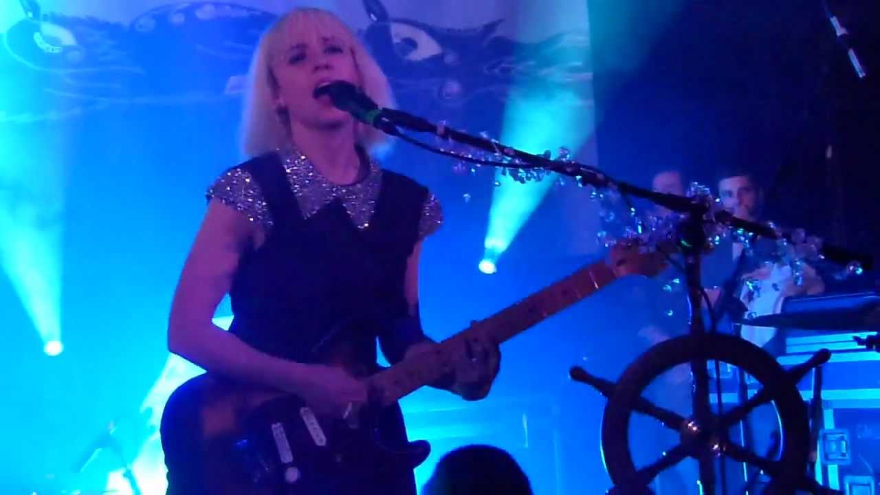 The Joy Formidable - While the Flies live Manchester Academy 2 15-10-11