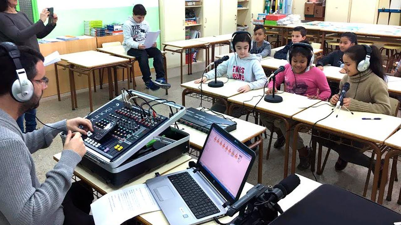 Els alumnes de cicle mitjà de l'escola El Viver fan de locutors de ràdio per un dia