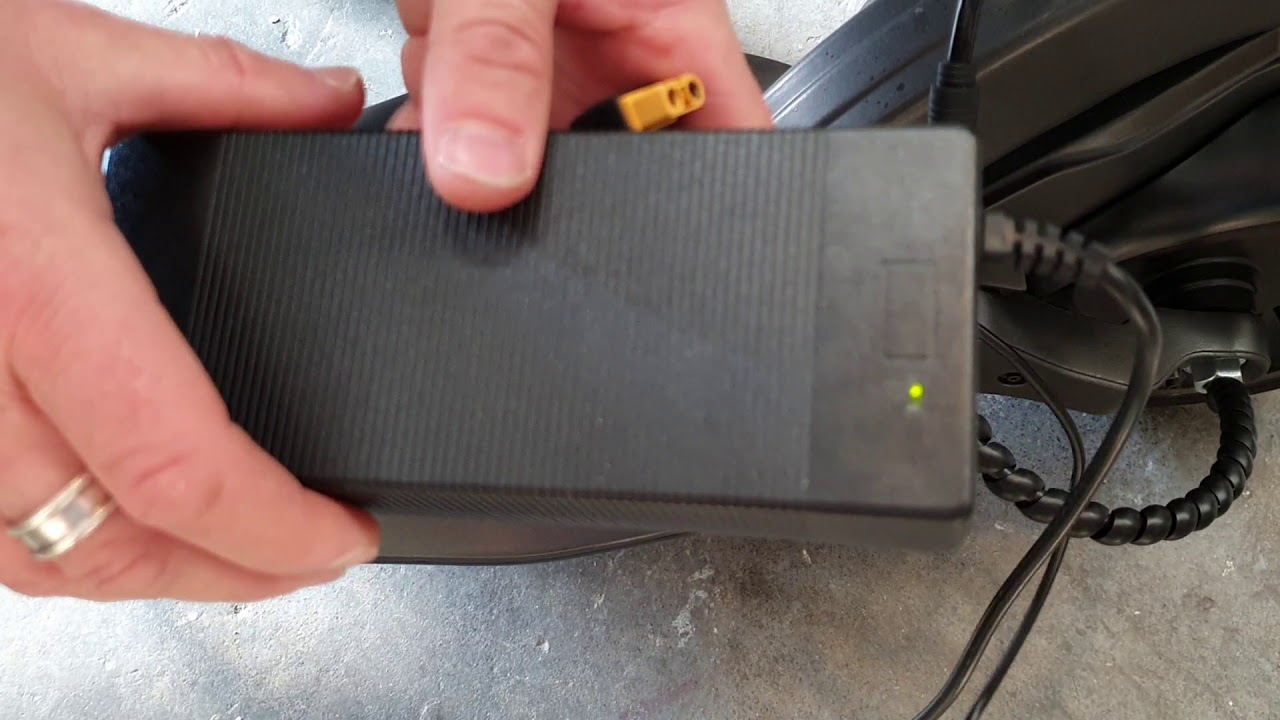 How to Charge Mercane WideWheel PRO 2020