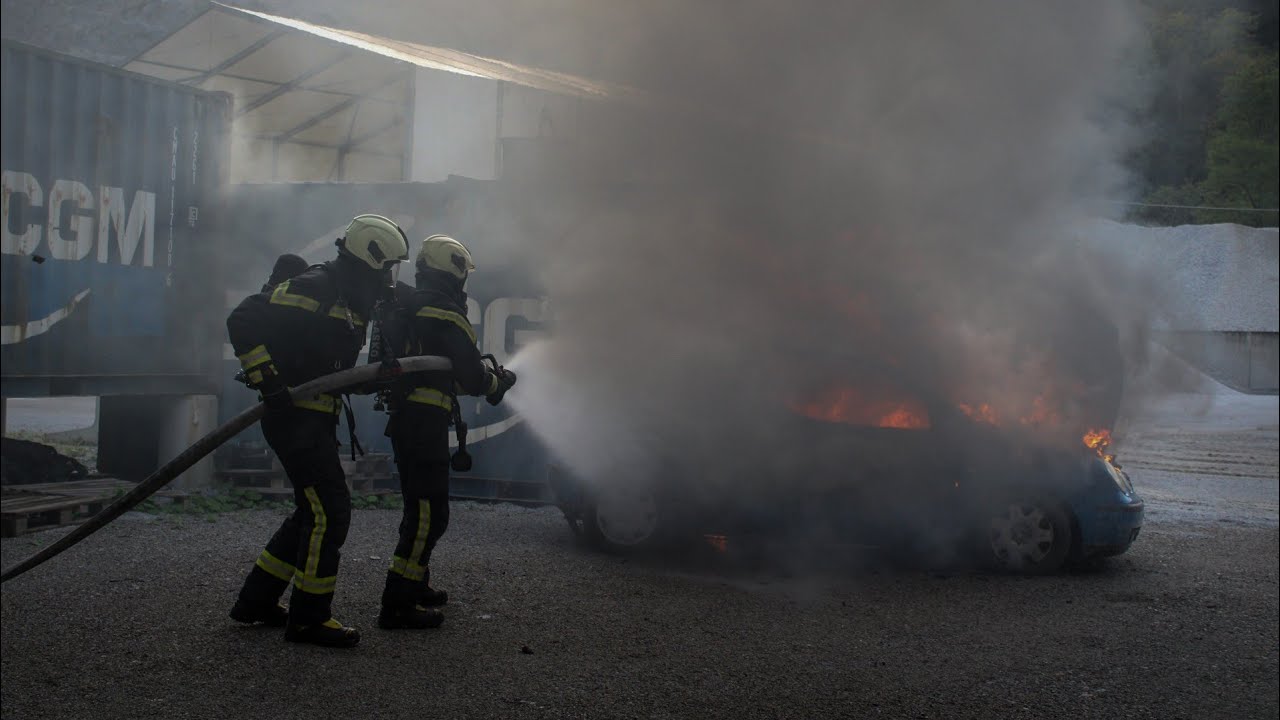 Gasilci Laško - Požar hiše in osebnih vozil - Poligon GZ Laško