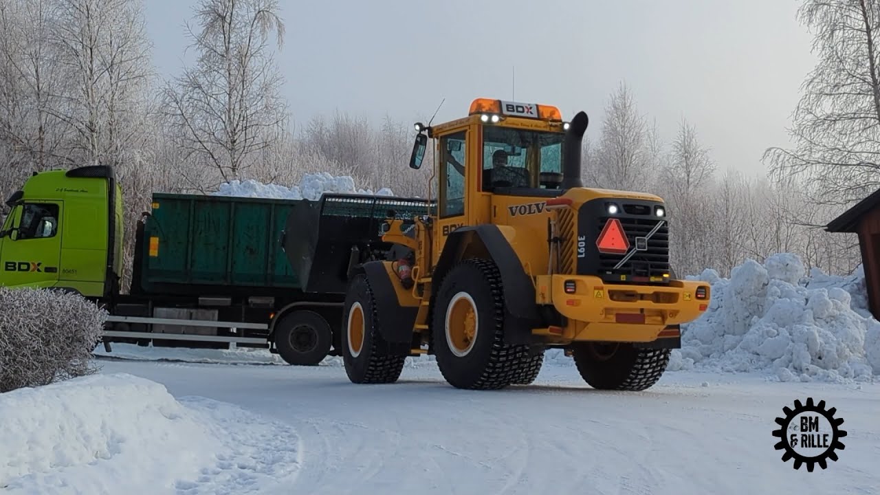 Volvo L60E loading Volvo FH Trucks with snow