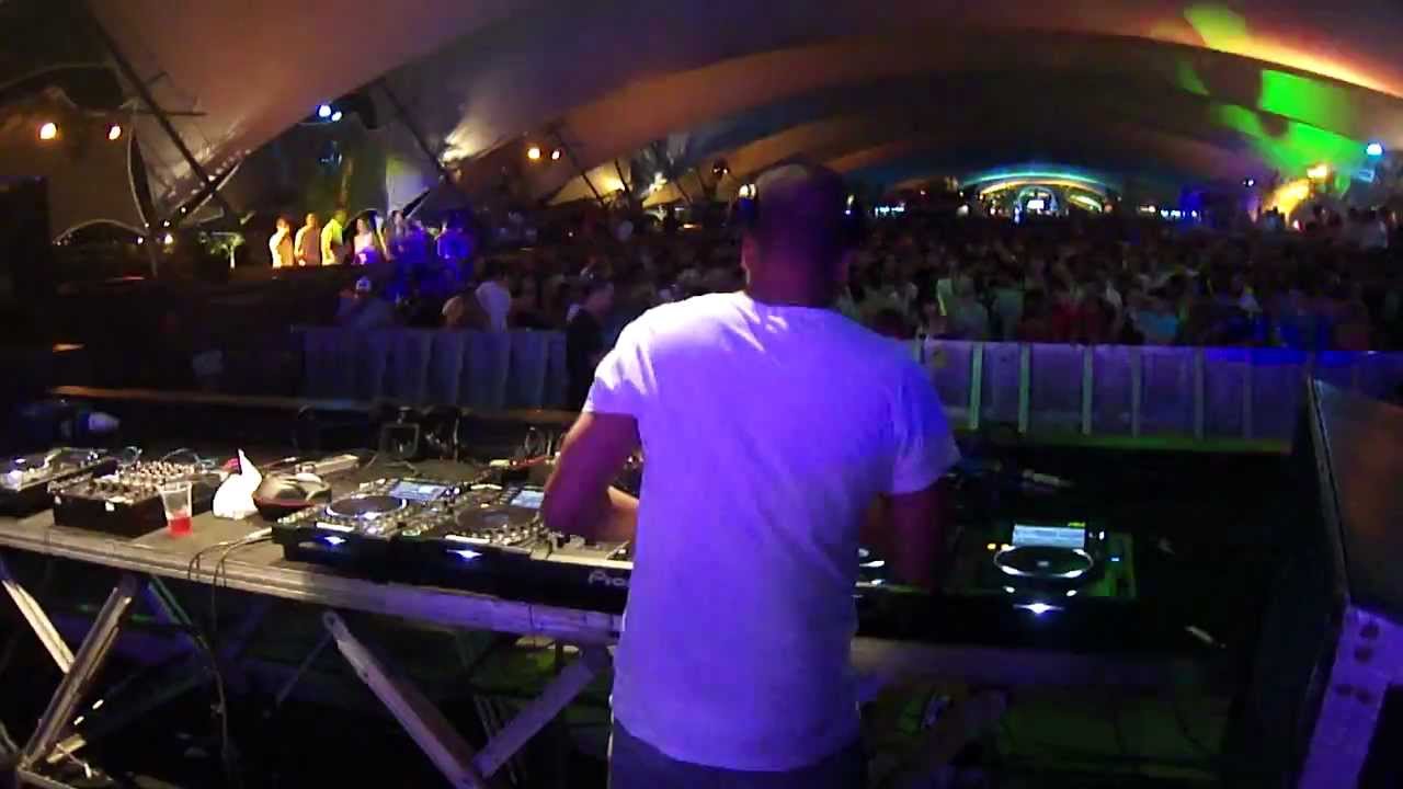 DJ Chuckie Playing Beautiful Lie (Chuckie, Ortzy & Nico Hamuy Rmx) Live at Rio de Janeiro