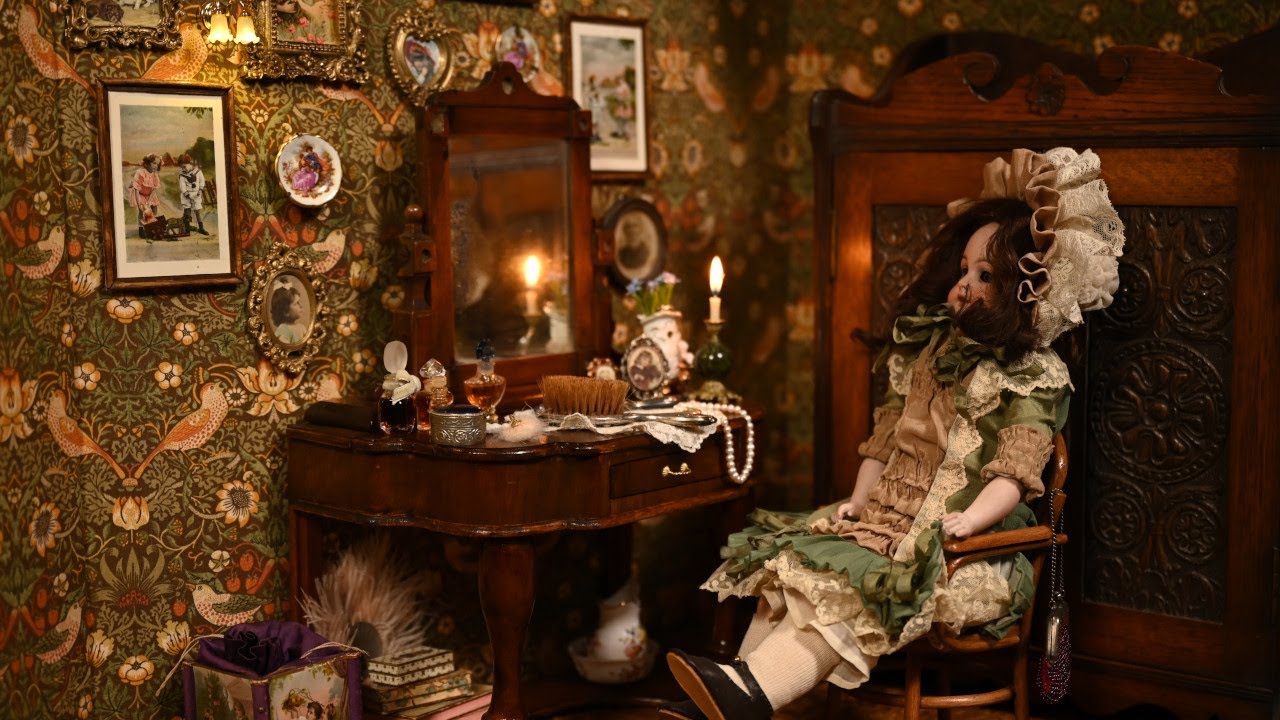 I've recreated a XIX century boudoir, but it’s for a doll!