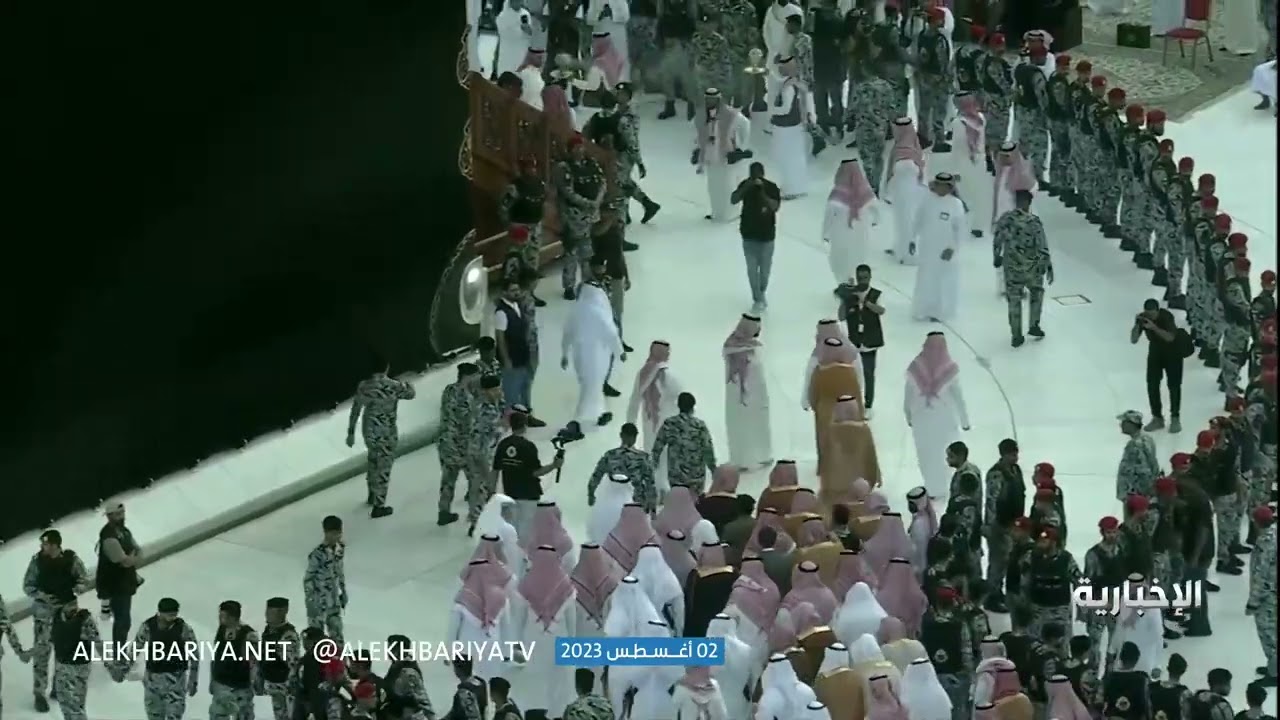 نيابة عن خادم الحرمين الشريفين.. وصول نائب أمير مكة للمسجد الحرام لغسل الكعبة