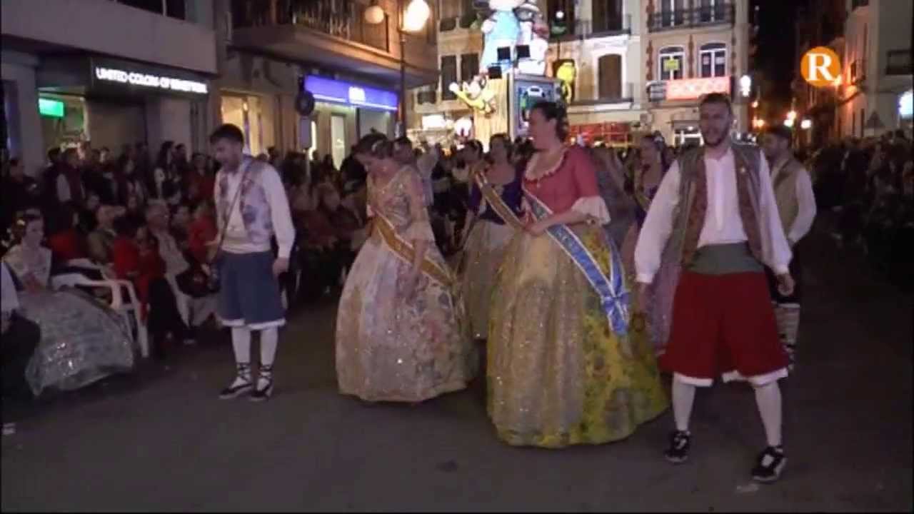 Els fallers i falleres d'Alzira mostren la seua cara més divertida amb el concurs de pasdoble