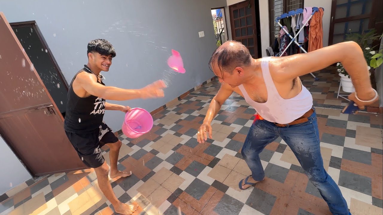 Om Ne PAPA ki Eyes Mein Itna Bada Water Balloon Maar Diya 😡