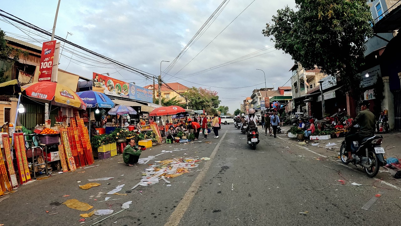 EP 239: Everyday motorcycle ride in Phnom Penh, Cambodia, 4K/60p