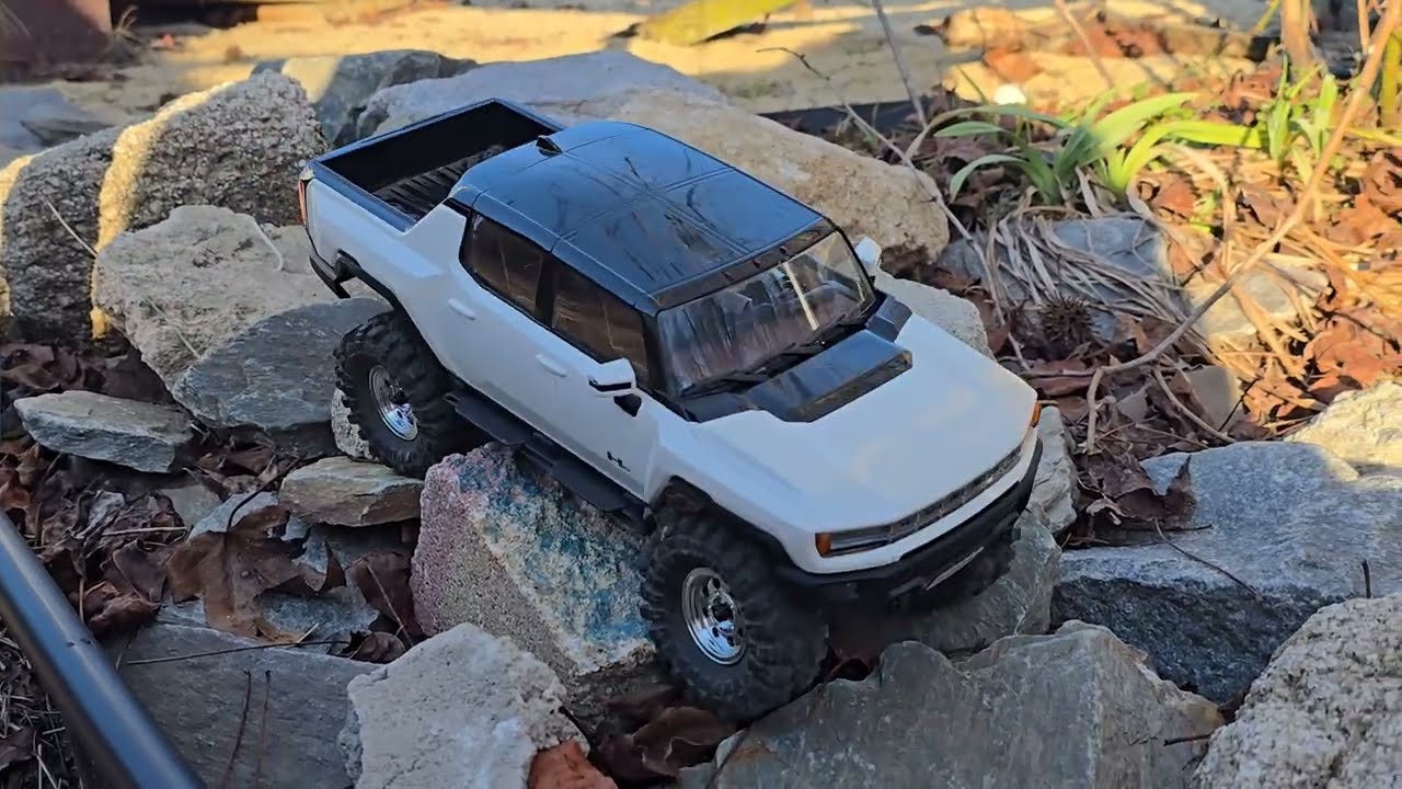 FMS FCX18 GMC HUMMER EV & MEUS Racing RC Sound Simulator Running my homemade backyard course 