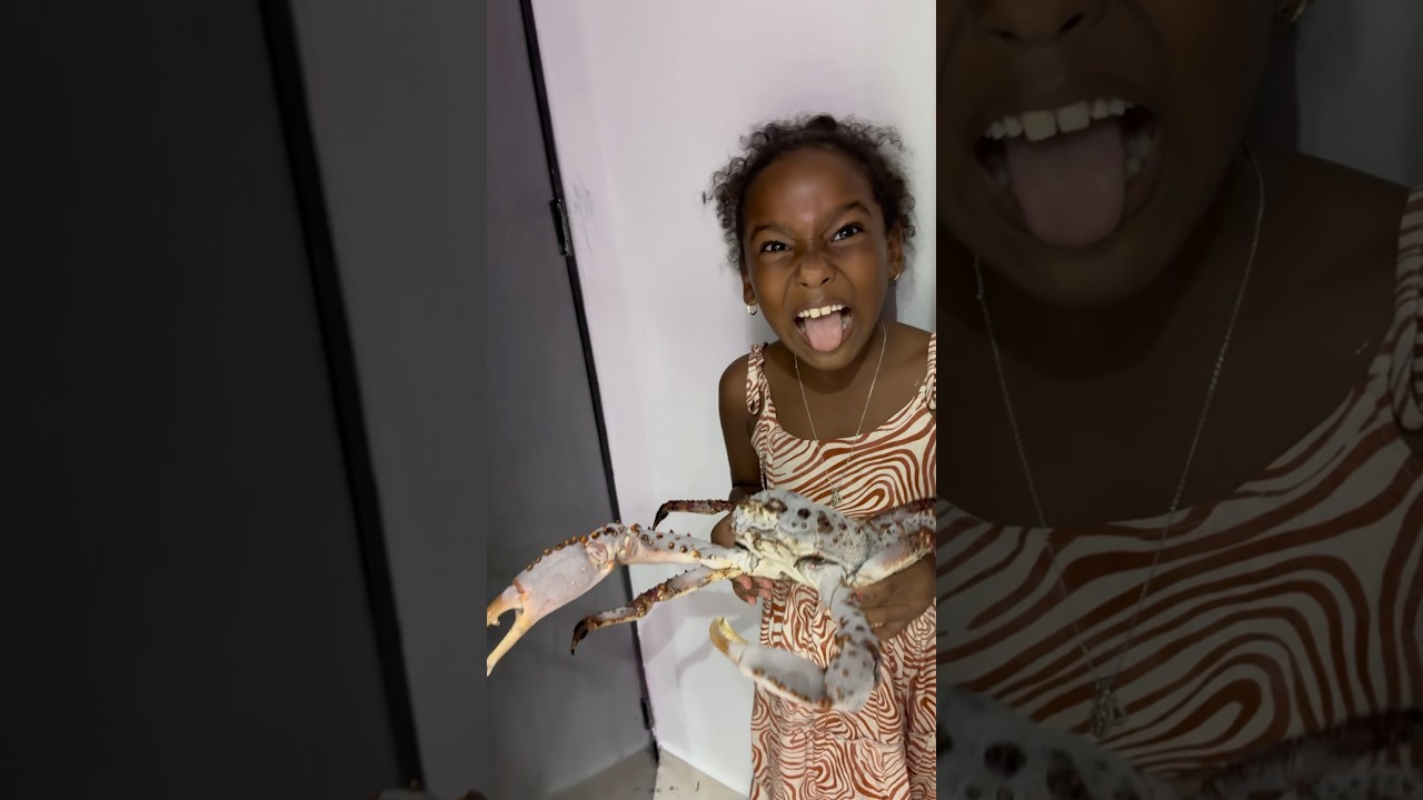 As&iacute; recibe dulce a sus amigas🦀🤣 #viralshorts #shorts #humor