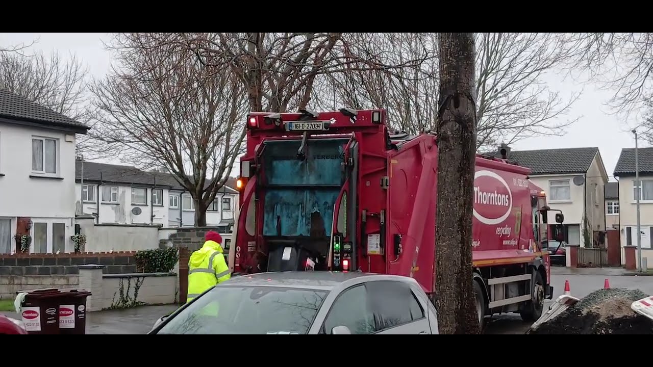 Thorntons Dennis Eagle Elite 6 collecting black bins 3/2/2026