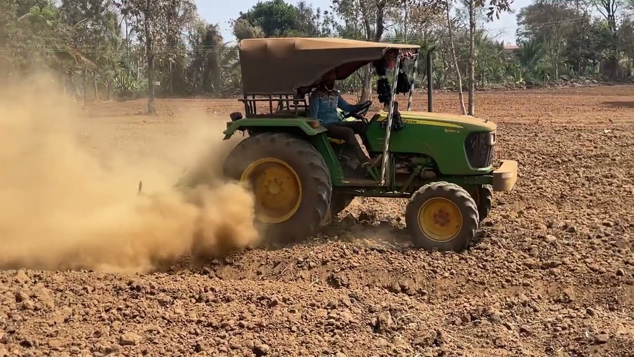 4 wheel tractor John Deere Tractor 5050D tractor