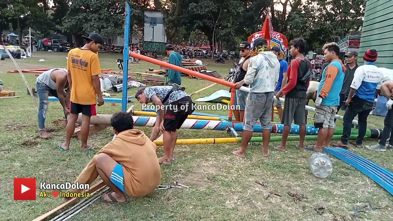 Pemasangan Konstruksi Wahana Ombak Banyu Pasar Malam di Lapangan Rindam 4 Diponegoro Magelang