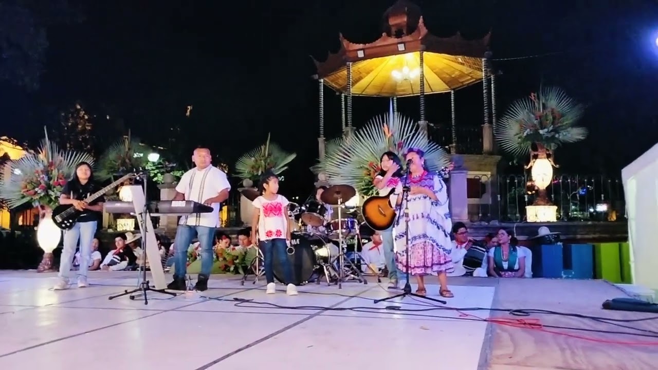   Cantando  en el parque de Huajuapan 2026