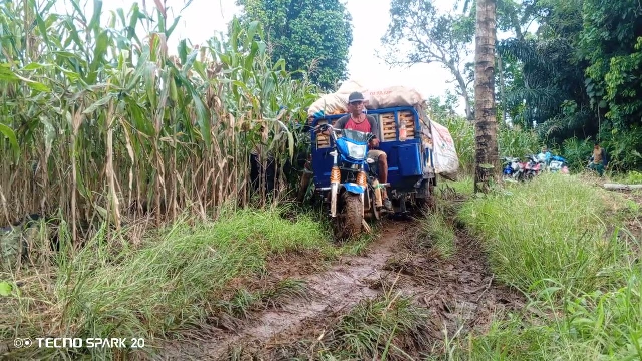 Karna jalan rusak, sampai di bantu dorong