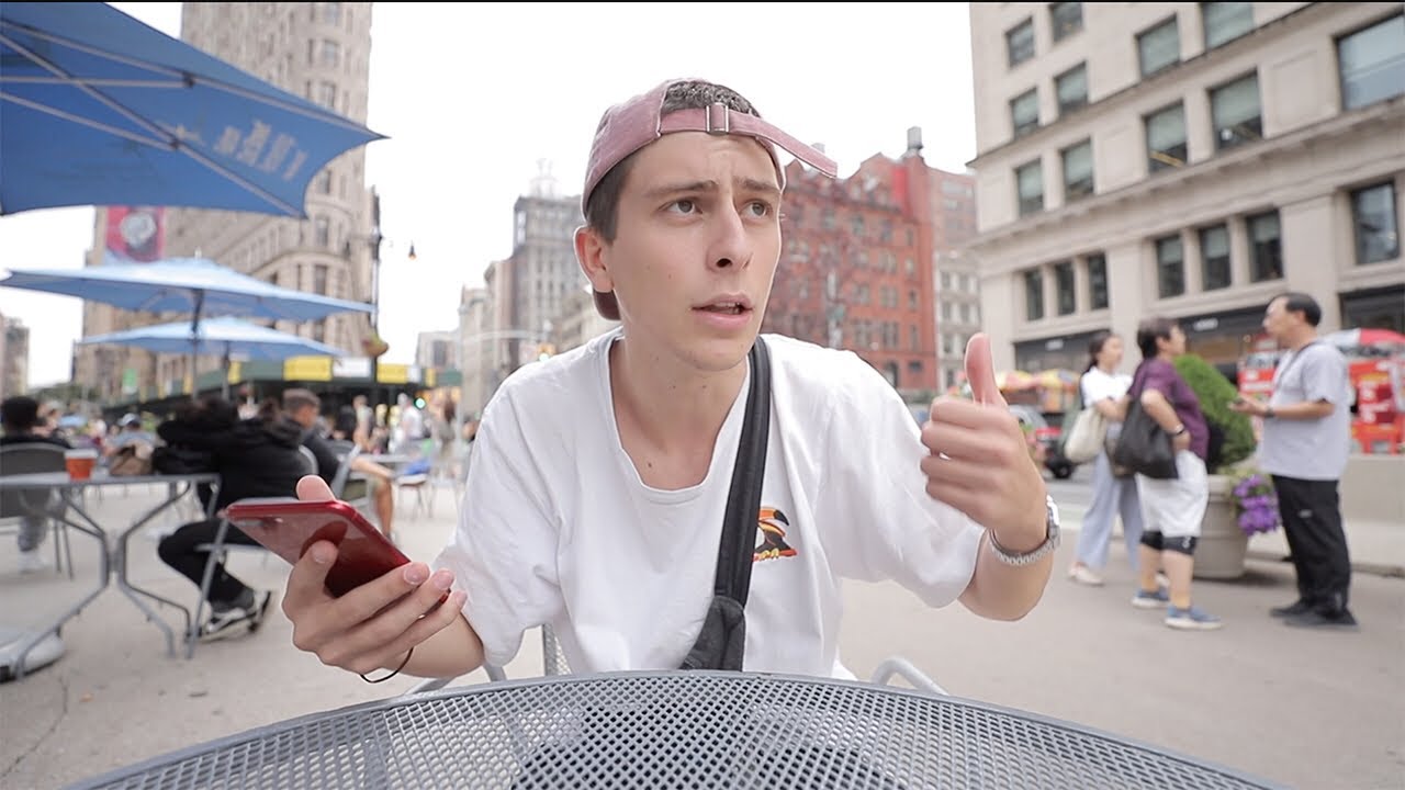contestando preguntas en Nueva York