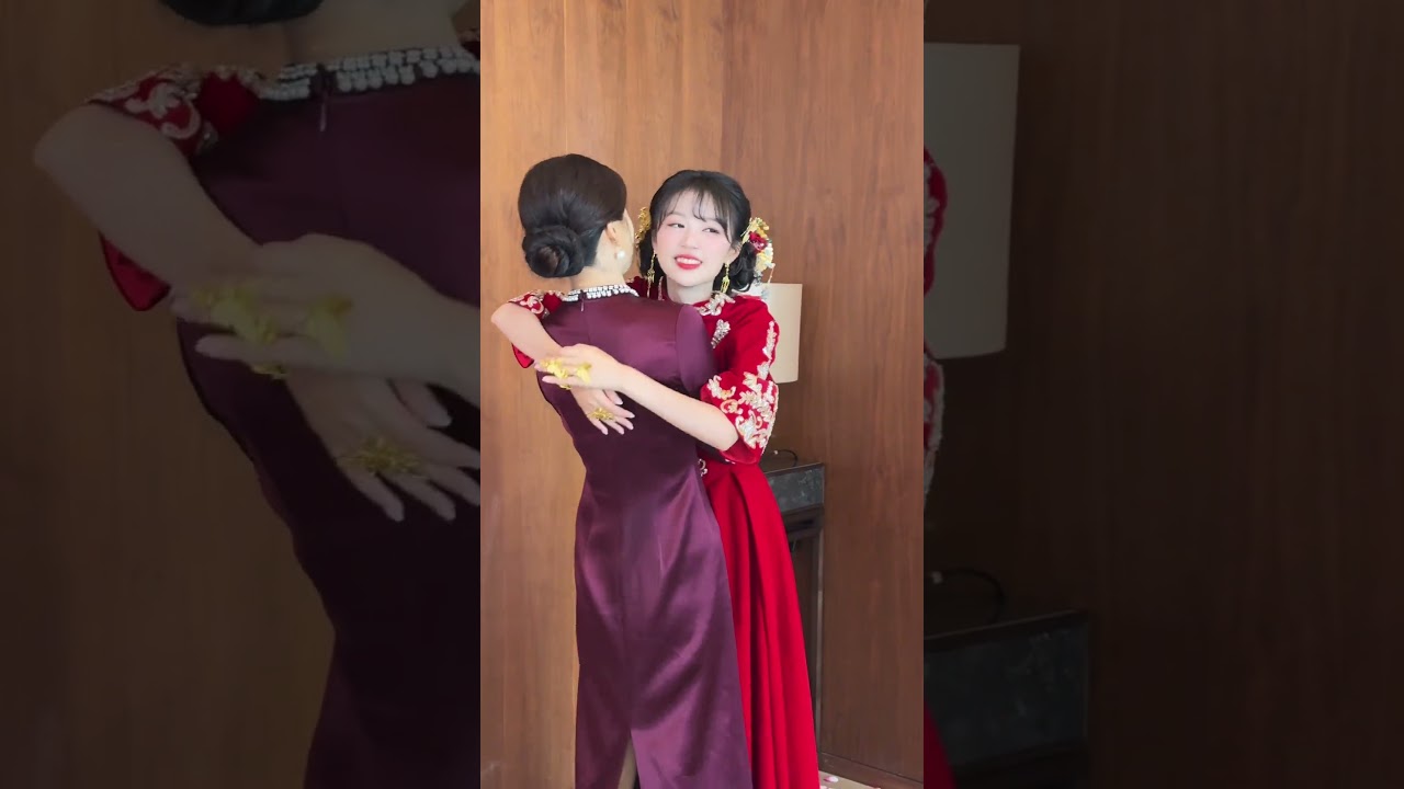 今天的仪式感是婆婆给的～～～ #琼兰#琼兰旗舰店#新中式#订婚礼服#敬酒服