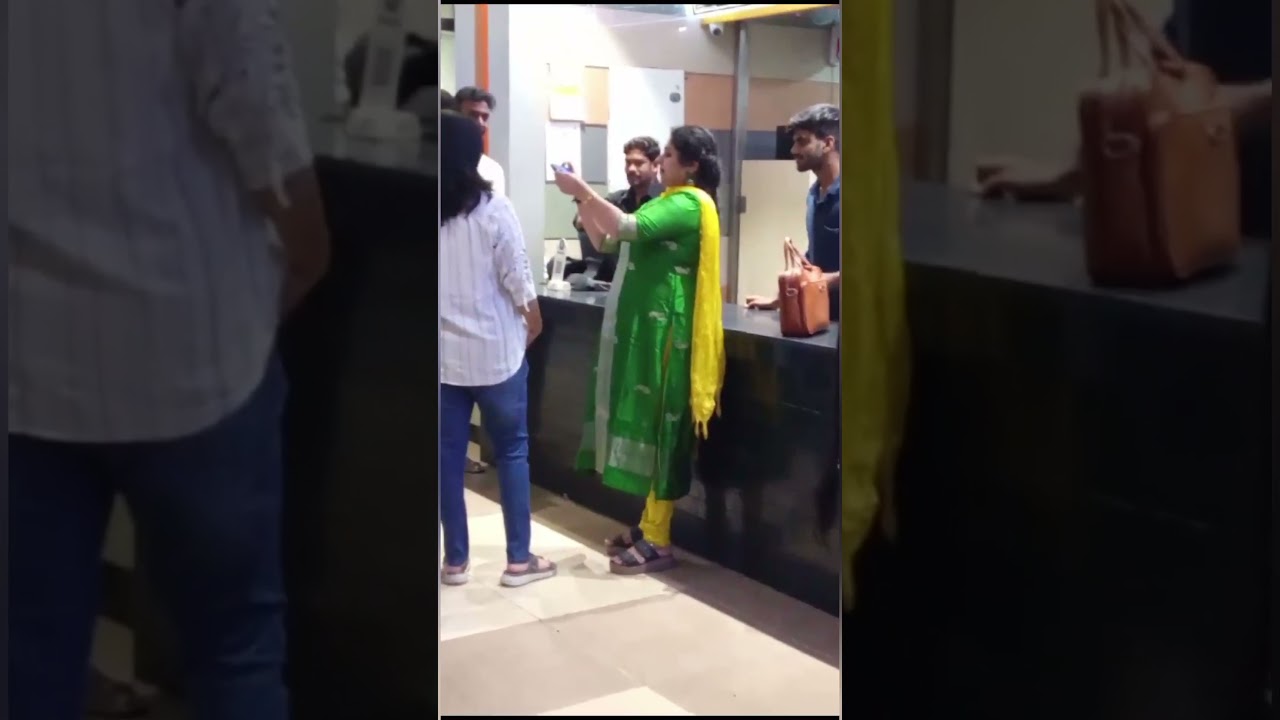 playback singer sivaangi mother ..singer binnikrishnakumar in foram mall. #sivaangi #playbacksinger