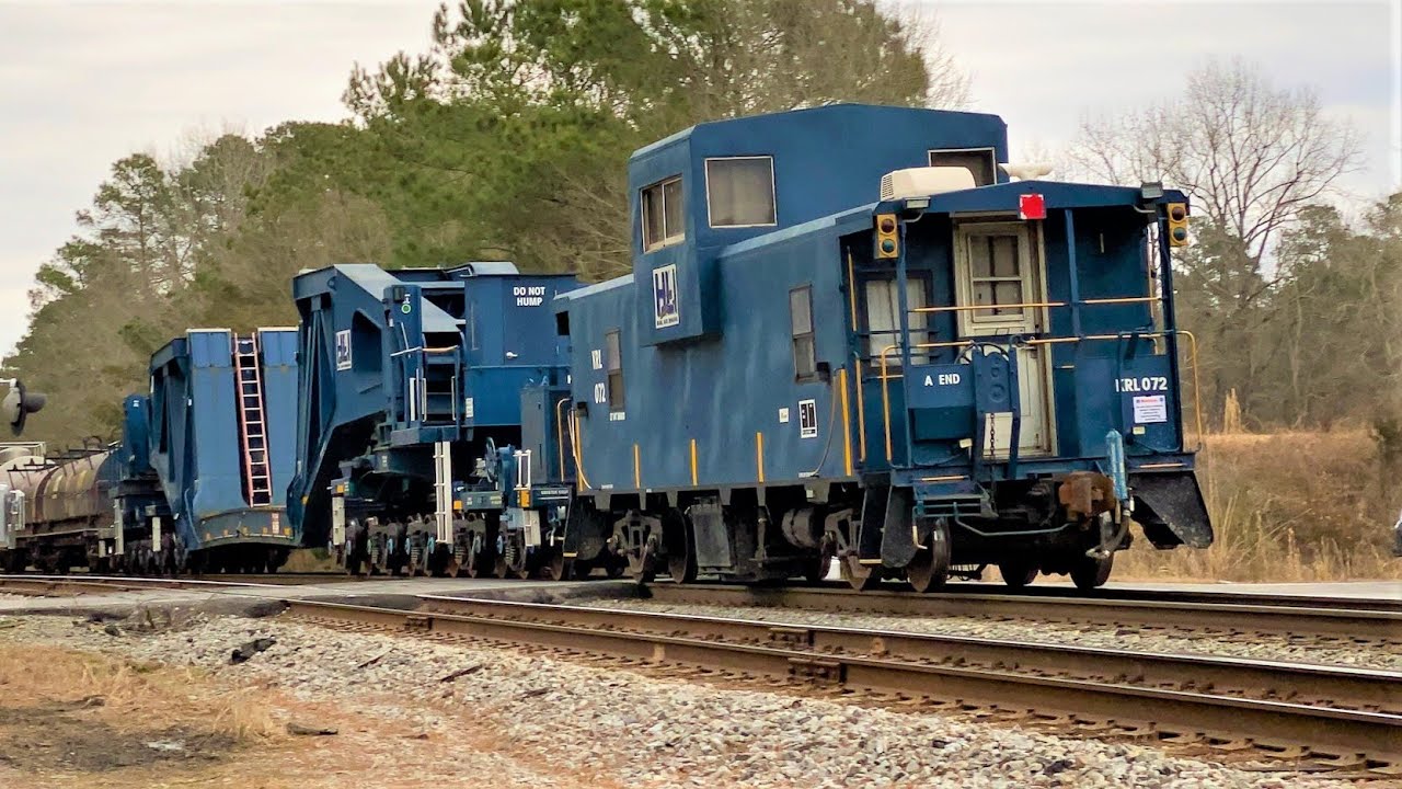 Caboose, Schnabel Car, and SD70MAC Leader on Q400-25