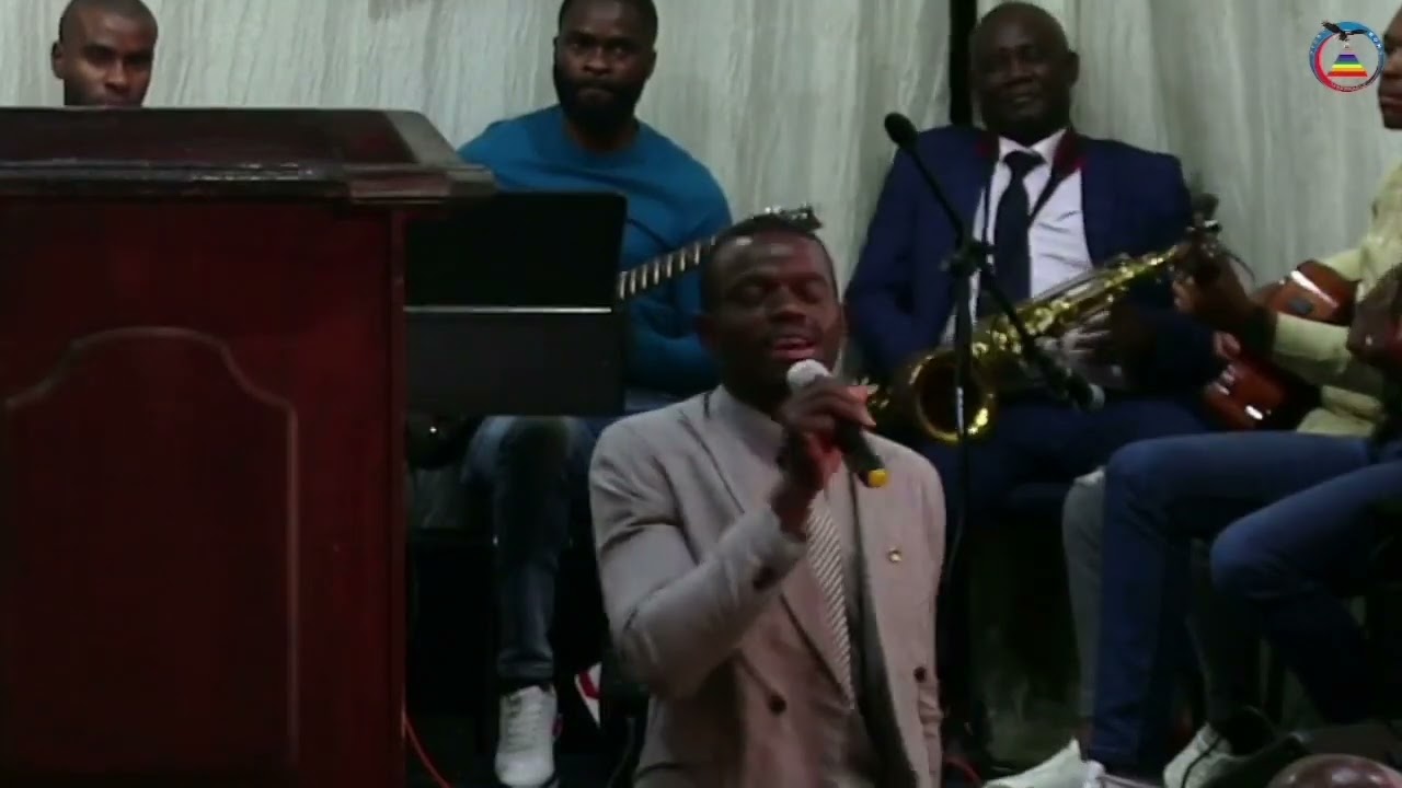 Chez pasteur Nathan Epenge, FR Akilimali John chante *Kwa neema yake