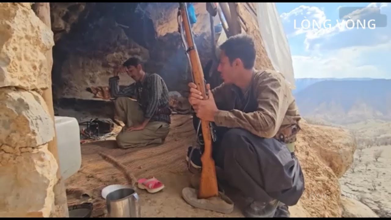 Hai Người Đàn Ông Du Mục Iran Mang Theo Súng Truy Bắt Kẻ Trộm Dê