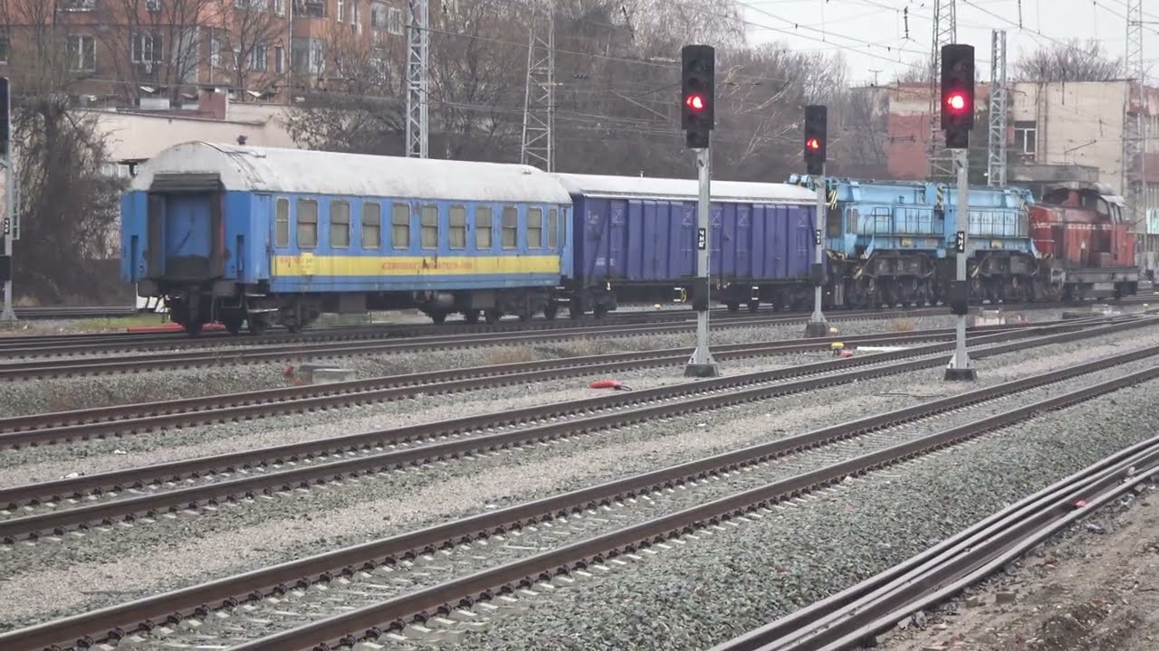 Специален възстановителен влак маневрира на централна гара София