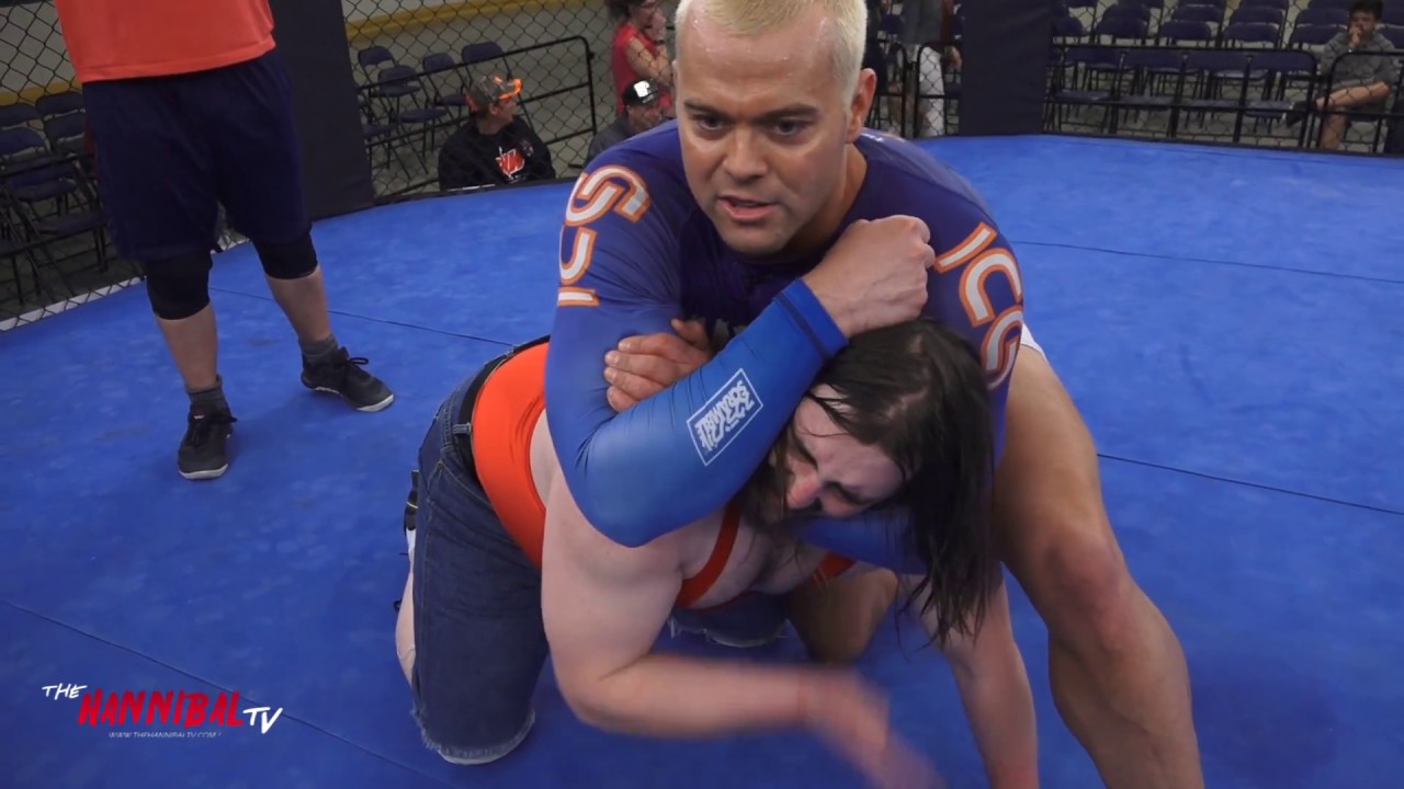 British Bulldog Demos Grovit Neck Lock!